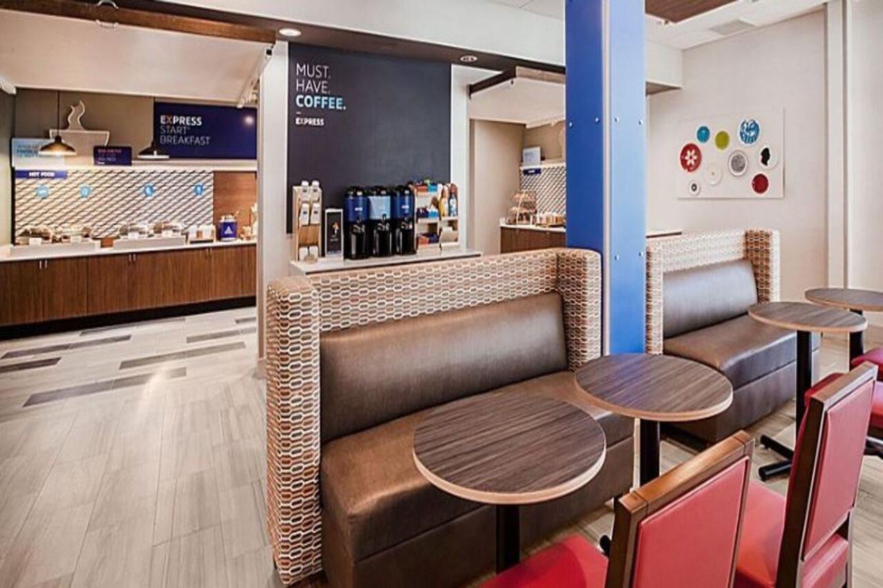 Holiday Inn Express & Suites - Staunton By Ihg Экстерьер фото